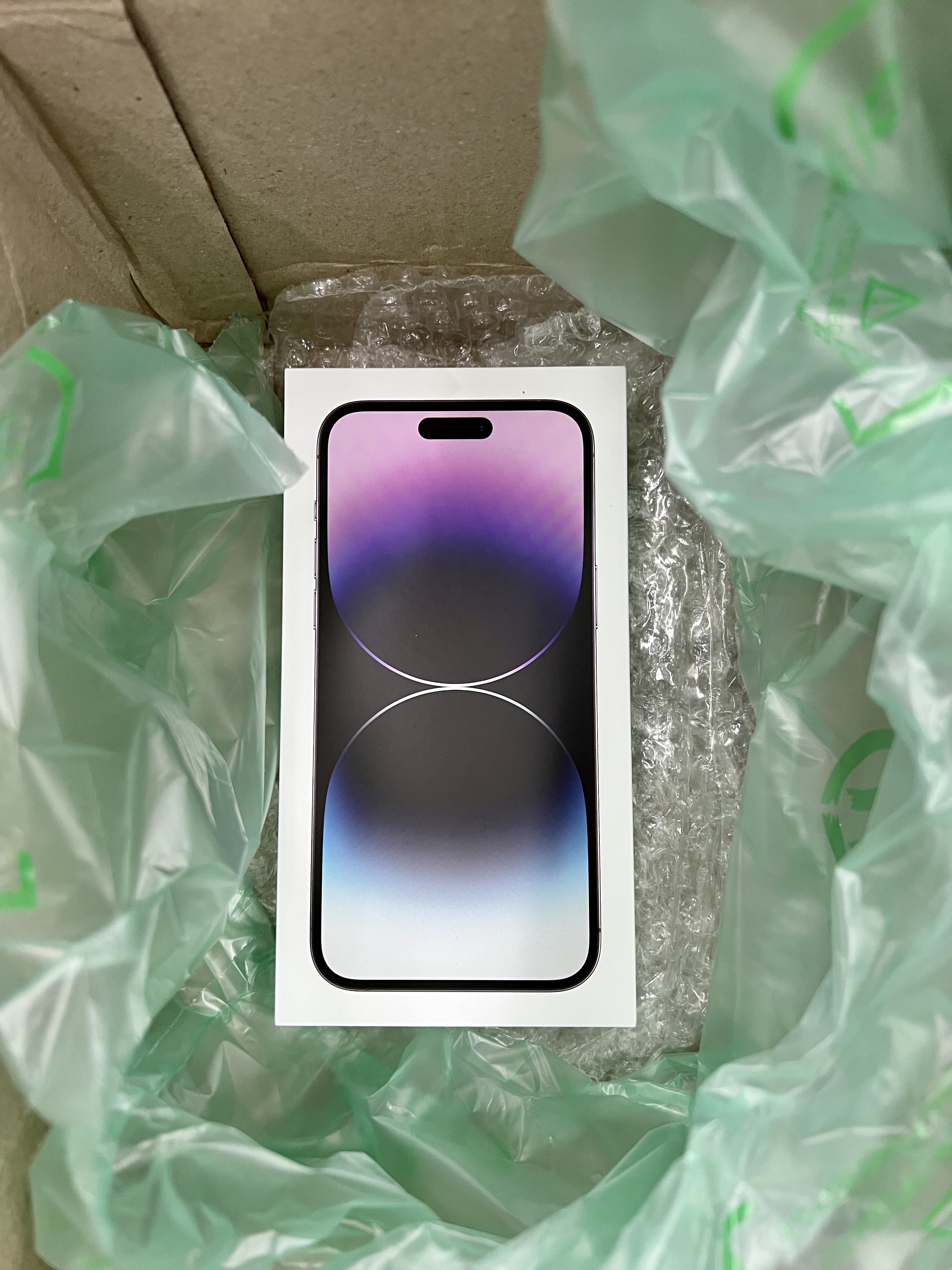 푹신푹신하게 담겨온 아이폰 14 프로맥스 딥퍼플