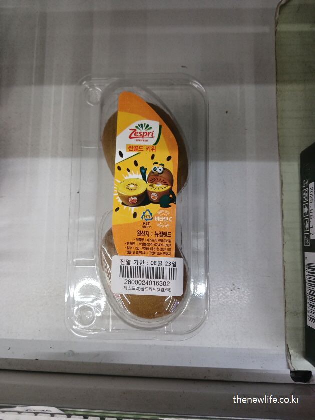 키위는 비타민C와 칼륨이 풍부해 소금을 많이 먹으면 발생하는 부종과 고혈압 예방에 도움이 되는 과일입니다.