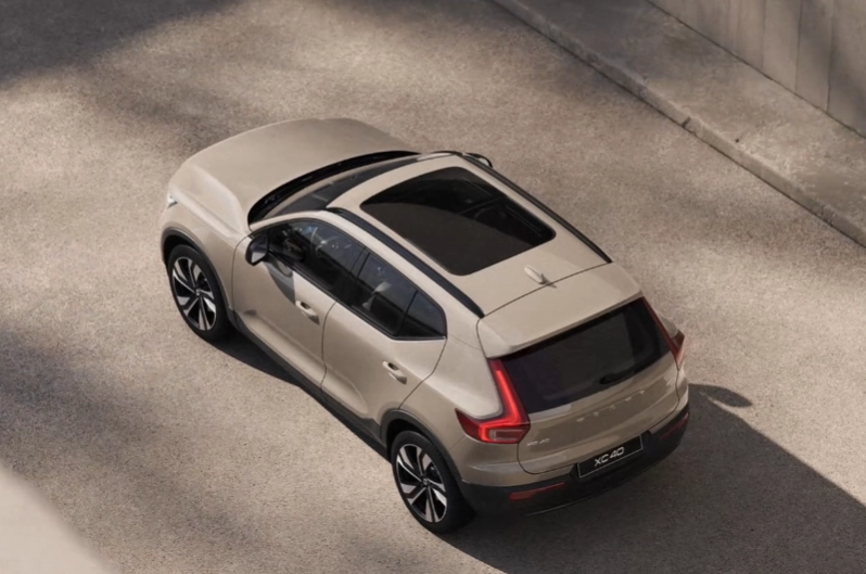 볼보 XC40 외부 사진 위에서 봄