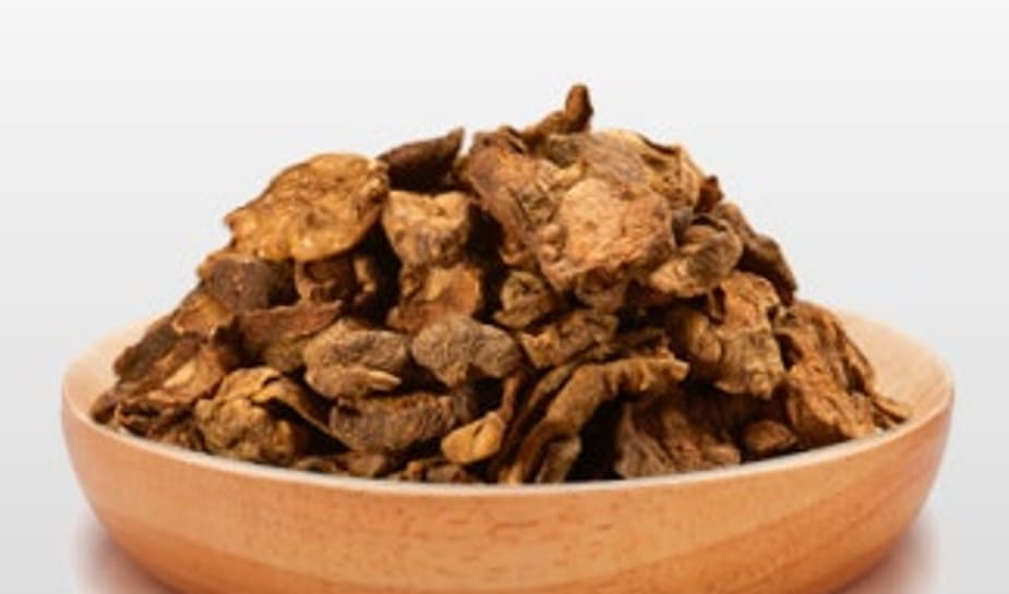 말린 돼지감자가 나무 그릇에 담겨 있다