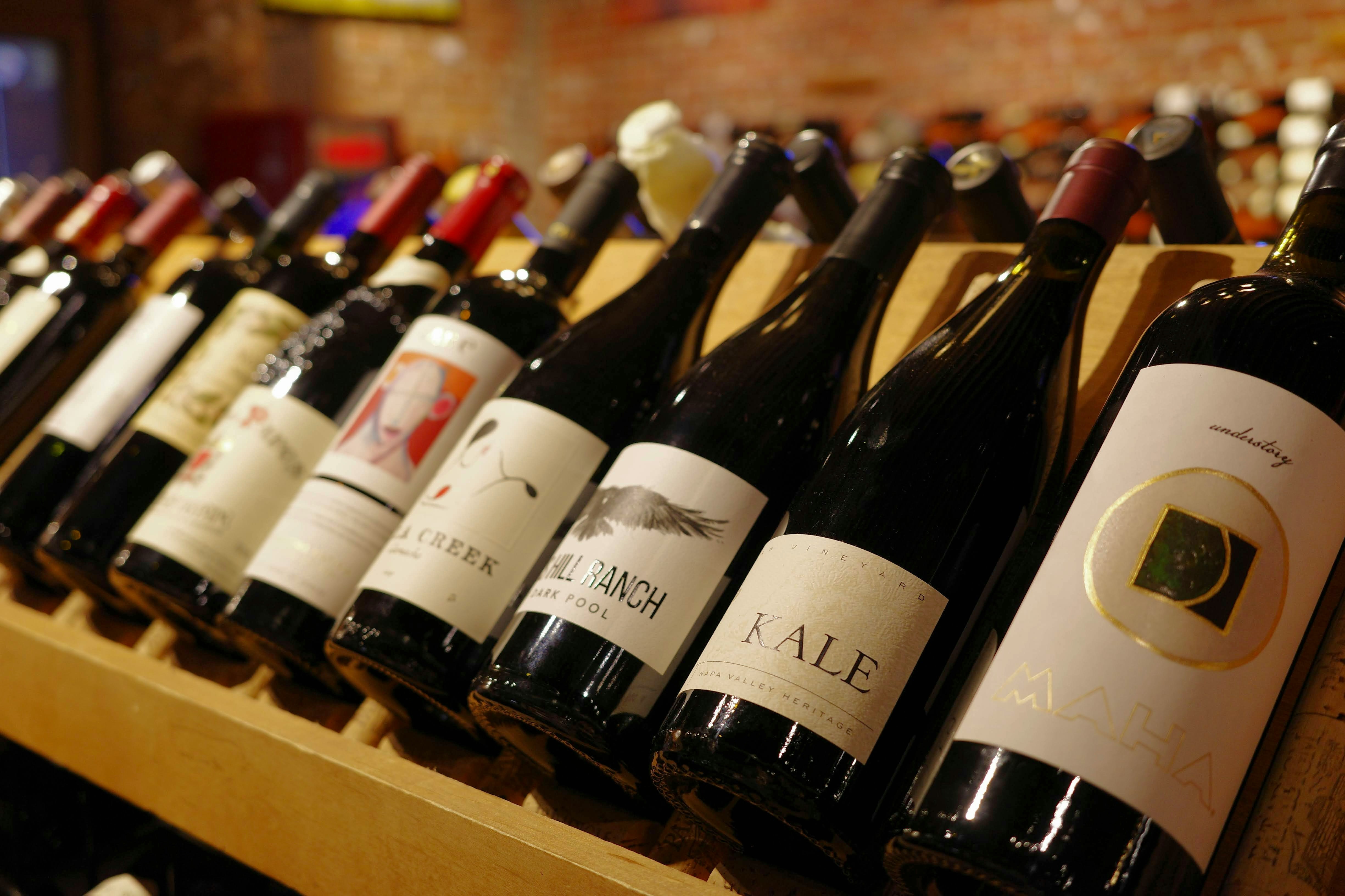 와이너리 와인병들