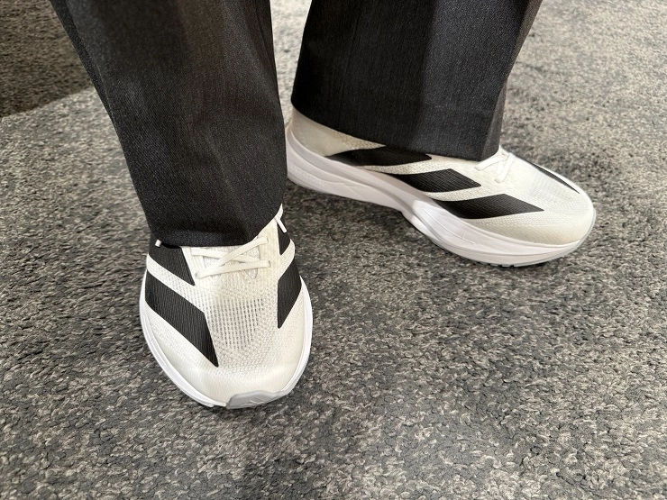 낮은 발등으로 실루엣이 자연스러운 아디제로 SL2