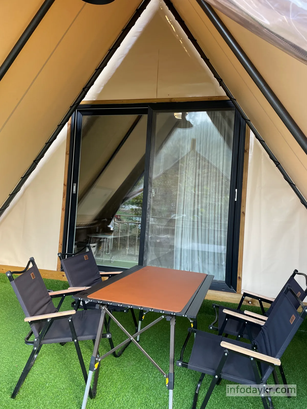 스윗피크닉-글램핑-외부-잔디밭