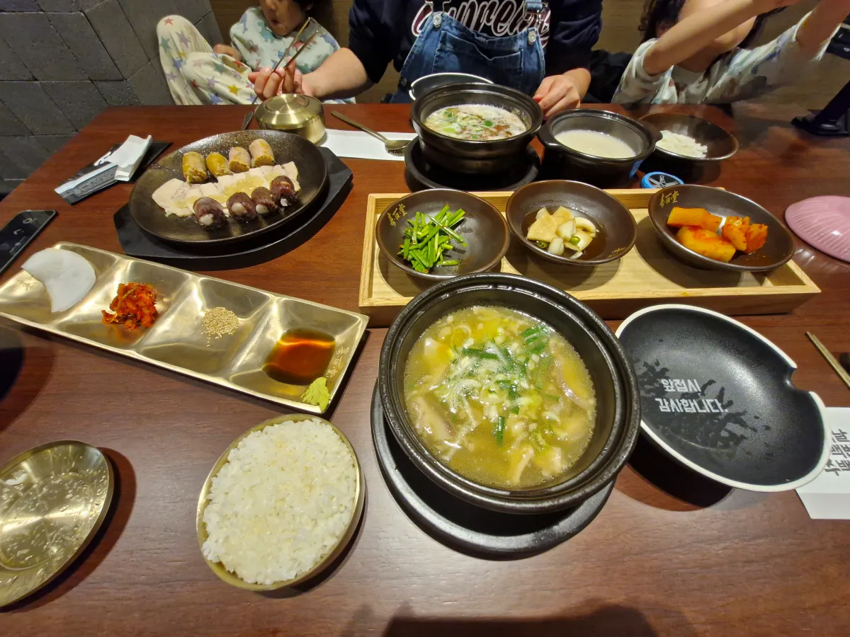 수백당-음식이-진열되어-있는-밥상