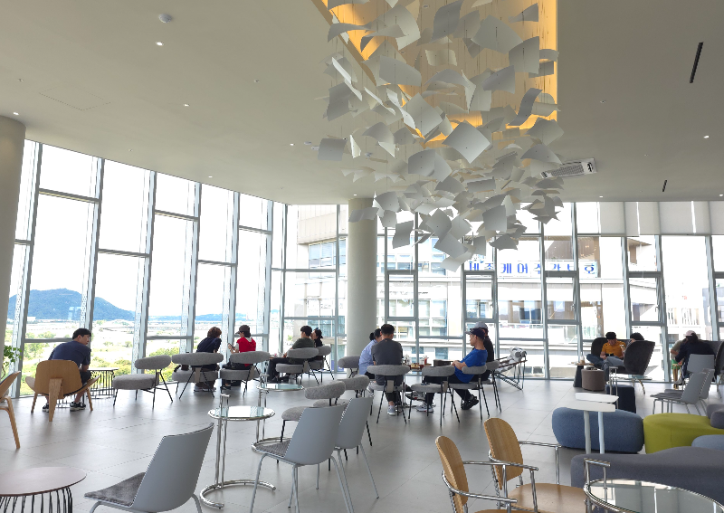 사람들이 카페에 앉아 있다.