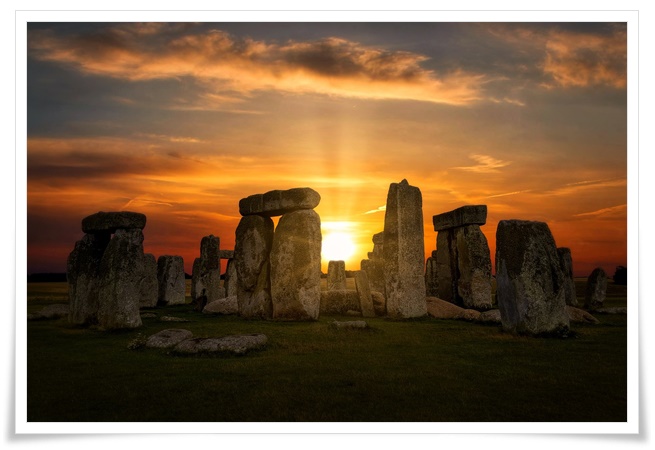 거대한 돌기둥위에 가로된 거대한 돌을 눕혀 올려놓은 시간여행의 관문 같은 신비로운 느낌의 스톤헨지 사진
