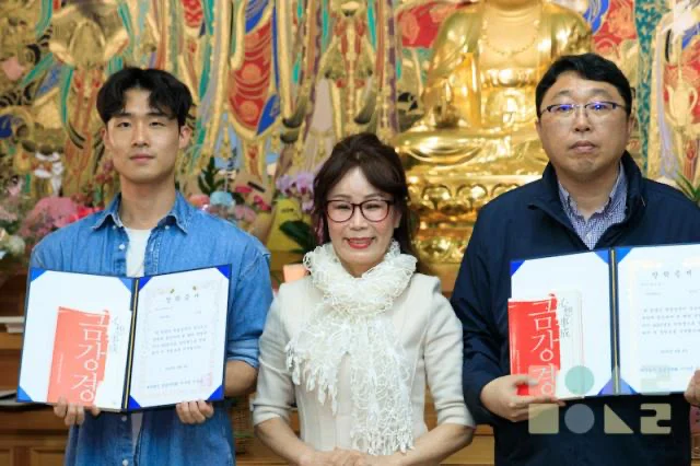 신임 이경순 이사장이 장학금을 전달하고 기념촬영하고 있다