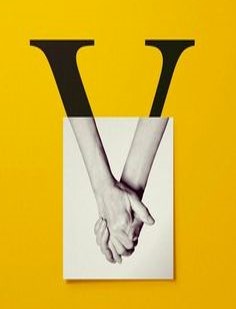 다시-손을-맞잡으며-V자를-그리는-모습