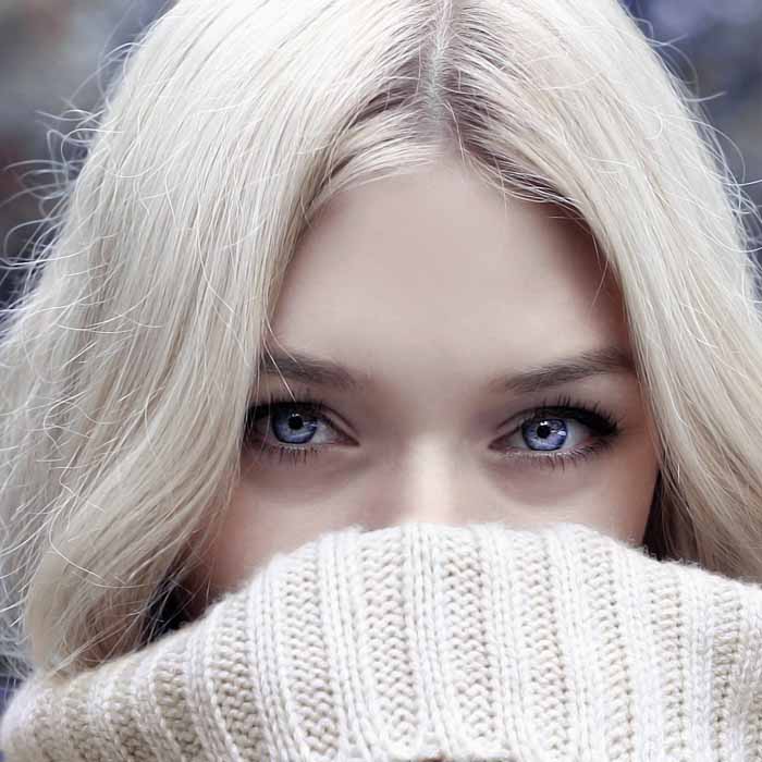 건강한 눈을 가진 여성