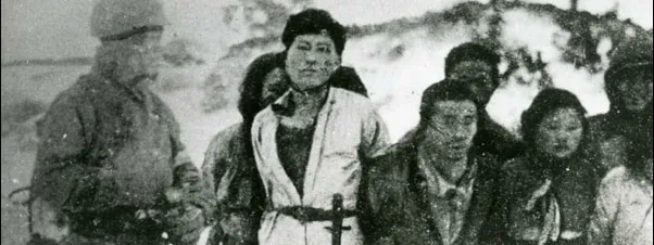 제주4&middot;3사건 당시 군인에게 붙잡힌 제주도민들의 역사적인 흑백 사진