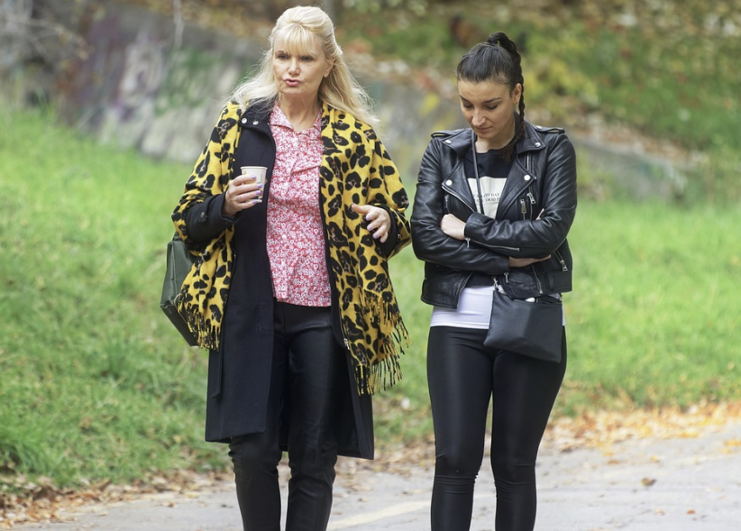 사춘기 자녀와 잠깐 산책하면서 이야기 나누는 이미지