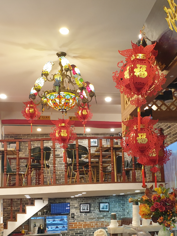 금색으로 복자가 쓰여 있는 붉은 등