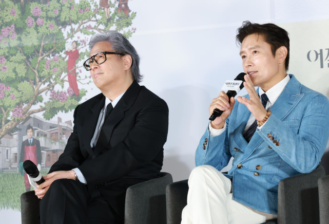 박찬욱 감독과 배우 이병헌이 함께한 공식 포토월 장면