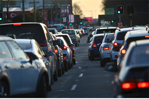 도로에 차들이 정체되어 있는 사진
