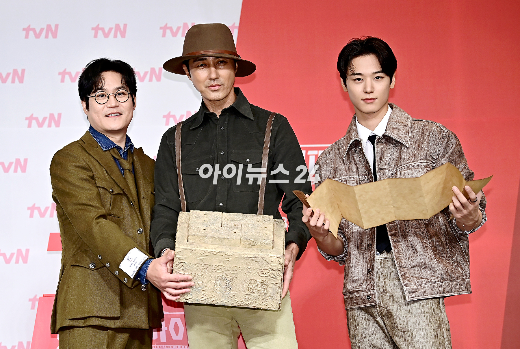 배우 김성균&#44; 차승원&#44; 더보이즈 주연이 1일 오후 서울 마포구 서울가든호텔에서 열린 tvN &#39;형따라 마야로 : 아홉 개의 열쇠&#39; 제작발표회에서 포토타임을 갖고 있다. [사진=곽영래 기자]