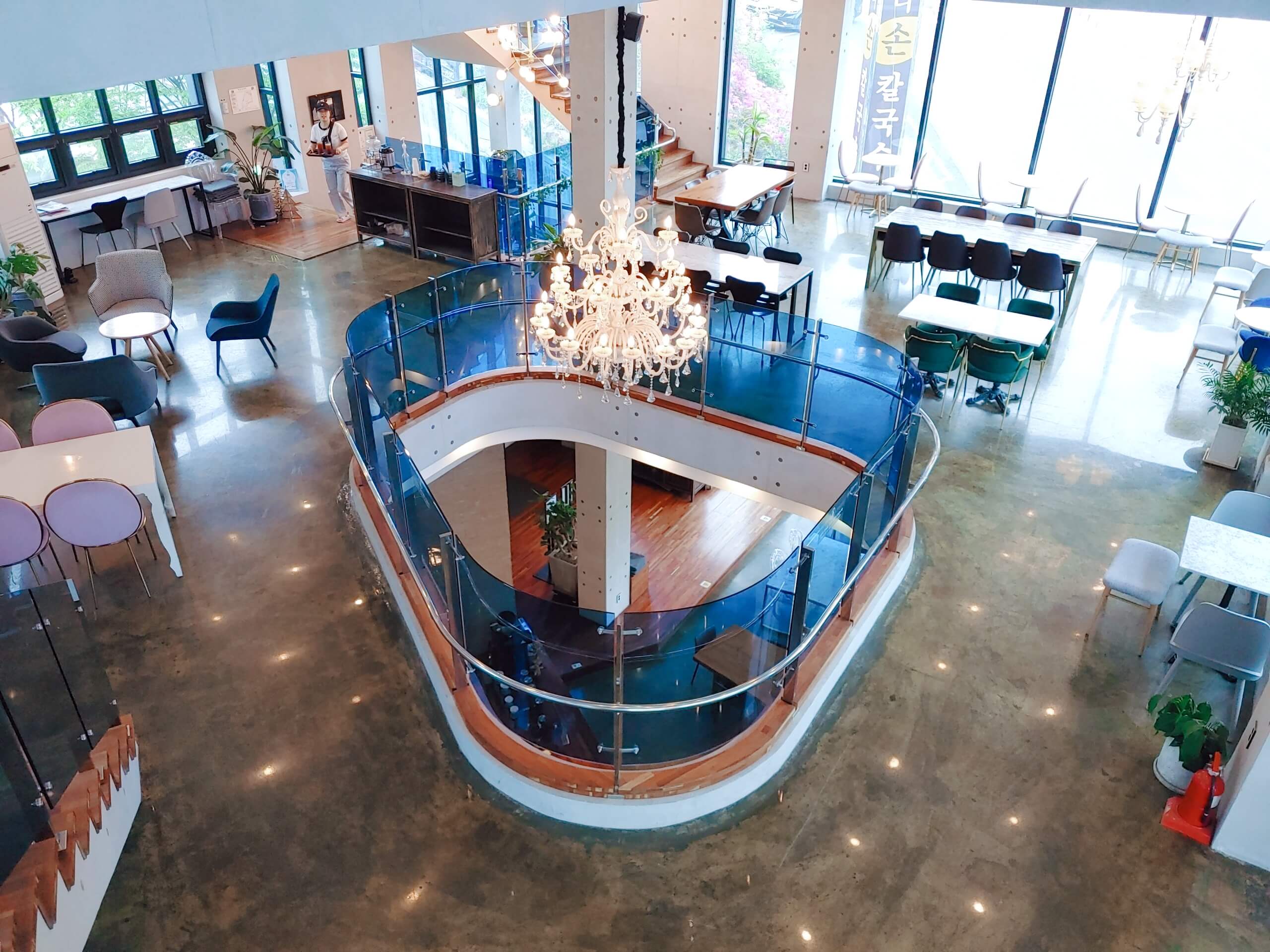 김해_포_레스트_커피_2층