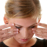 눈떨림이-불편한-여자