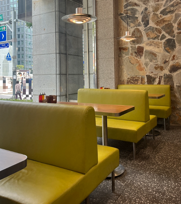 브루클린 더 버거 조인트 창가 좌석