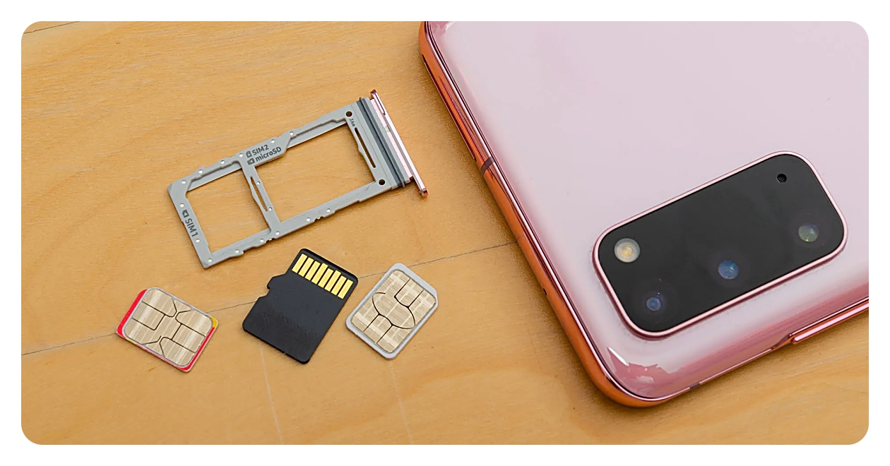 유심 트레이와 SIM 카드 장착 예시 이미지