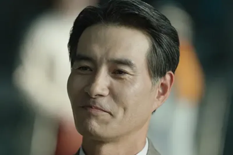 회색 정장을 입고 새치가 있는 머리에 단정히 넘긴 이번 생도 잘 부탁해의 이상혁