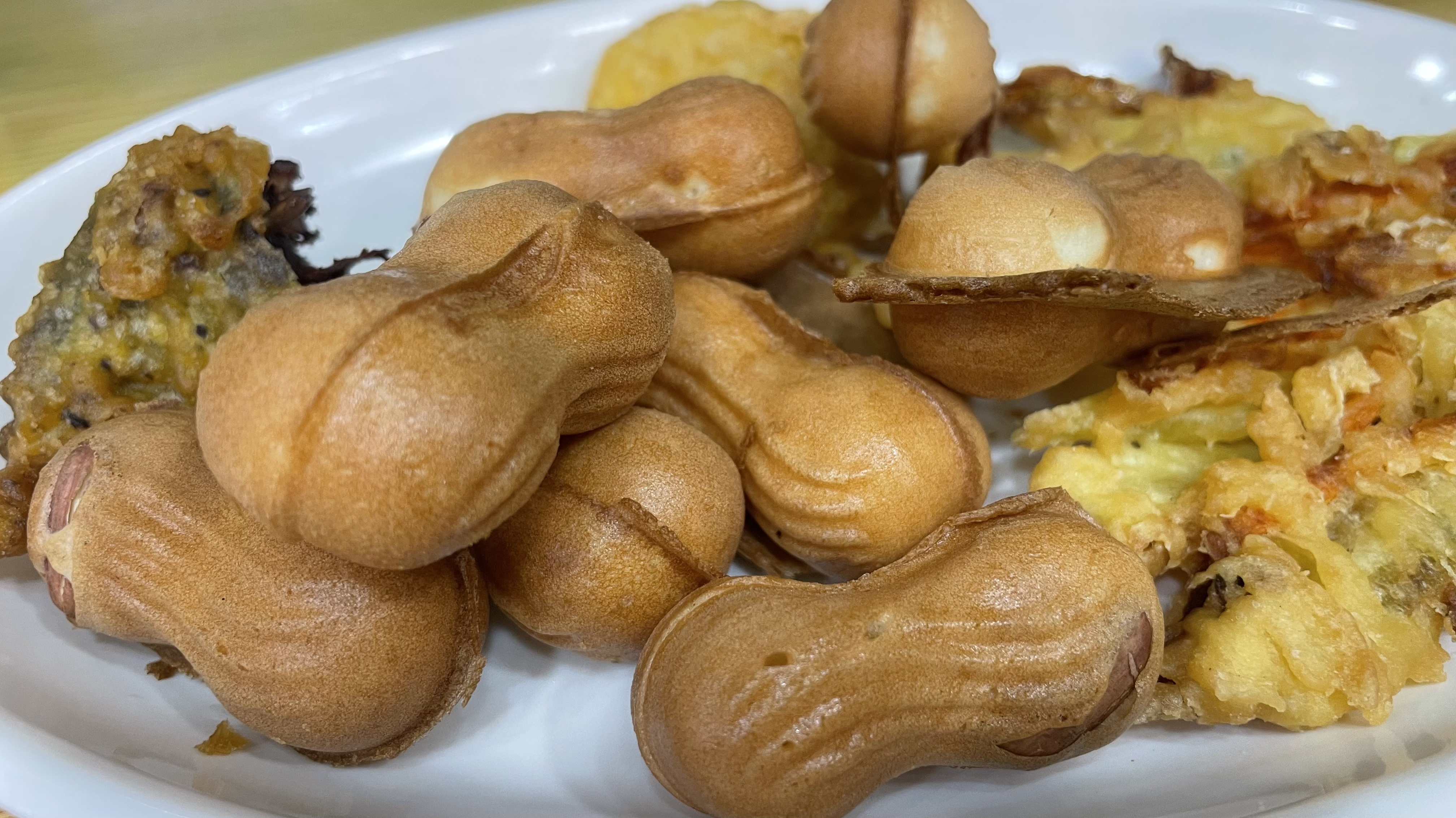 땅콩빵과 튀김 사진