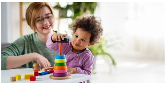 아이를 돌보는 부모님의 기;쁨 좋아 보이지요