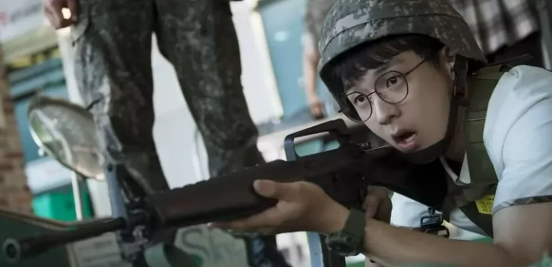 장총을 겨누고 훈련받는 학생 모습