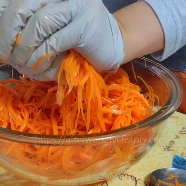 당근라페 만드는 법 : 절여진 당근 꼭 짜기