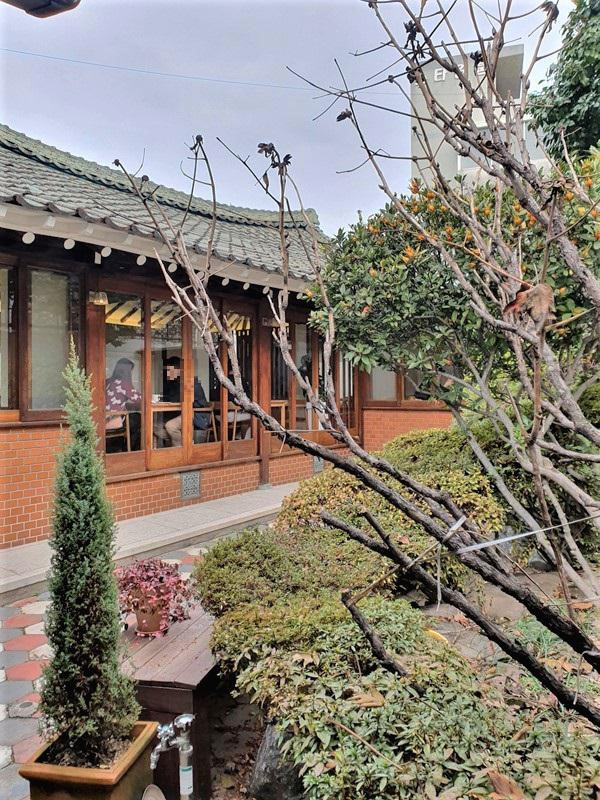 마당에서-본-본채