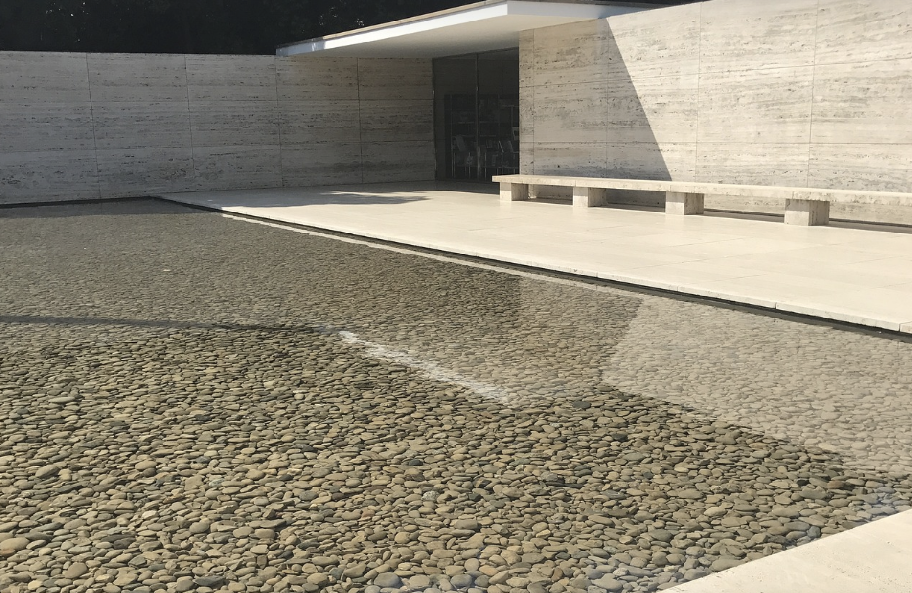 바르셀로나 파빌리온, 건축과 벽