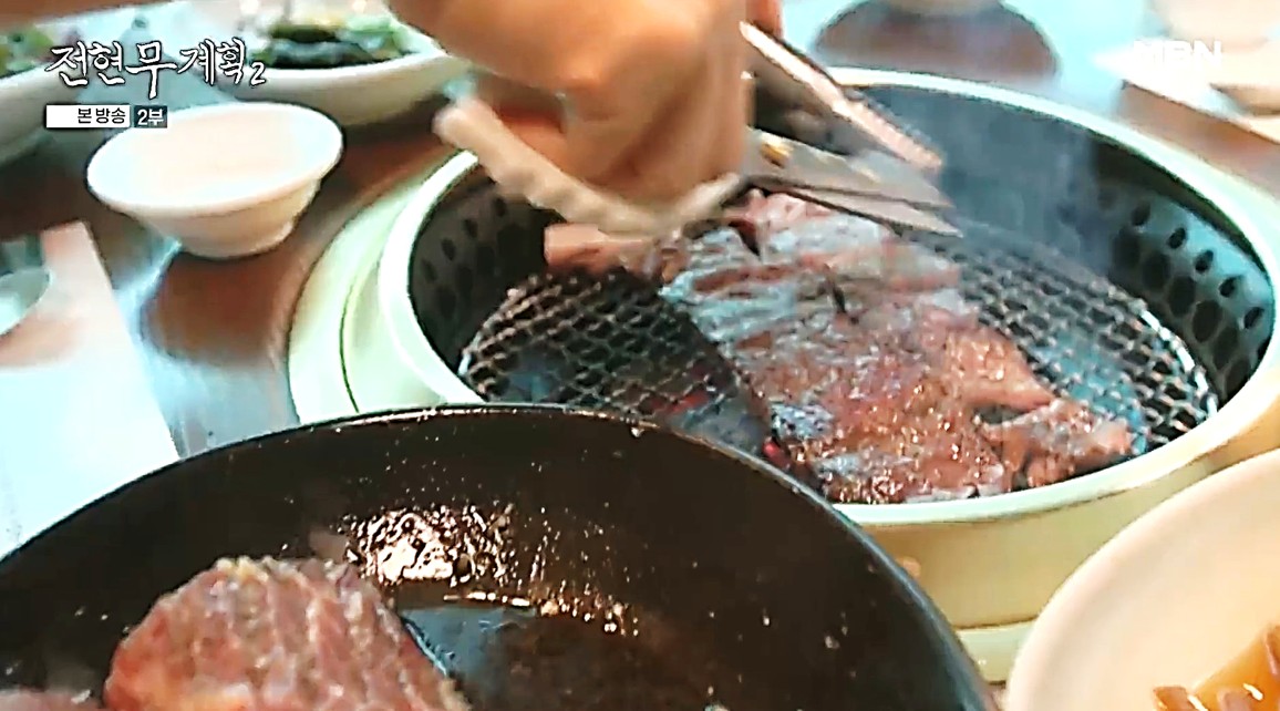 하향식 로스터 시스템으로 고기 구울 때 나는 연기를 아래로 빨아 당기는 모습, 전현무계획2 방송 장면