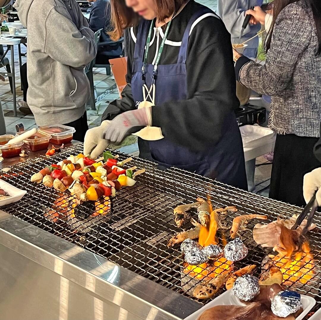 숯불-그릴에-굽는-꼬치구이와-반건조-오징어