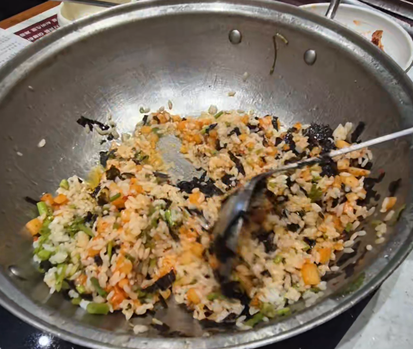 칼국수를 먹은 뒤 깍두기와 김을 넣어 볶아먹는 볶음밥