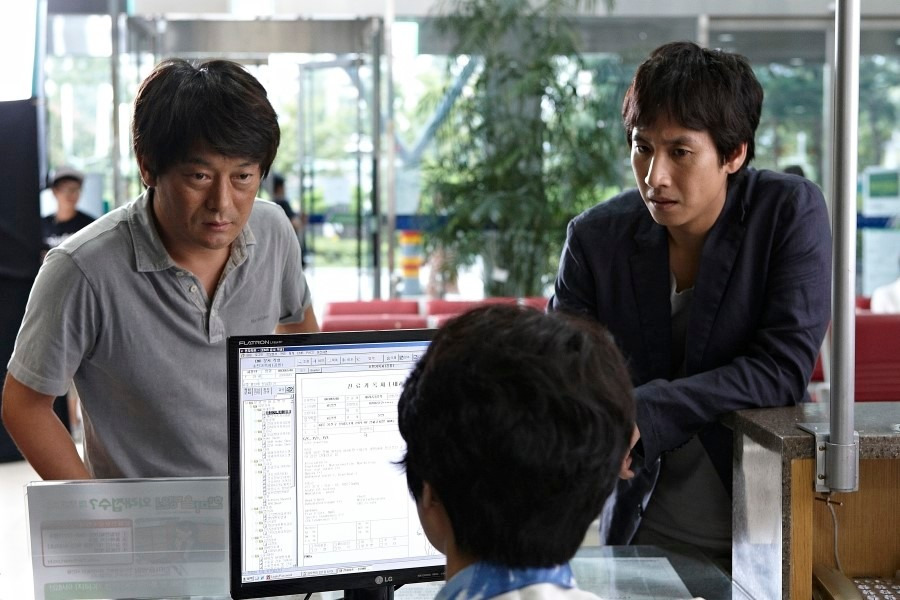 차경선(김민희)를 추적하는 장문호(이선균)과 김종근(조성하)