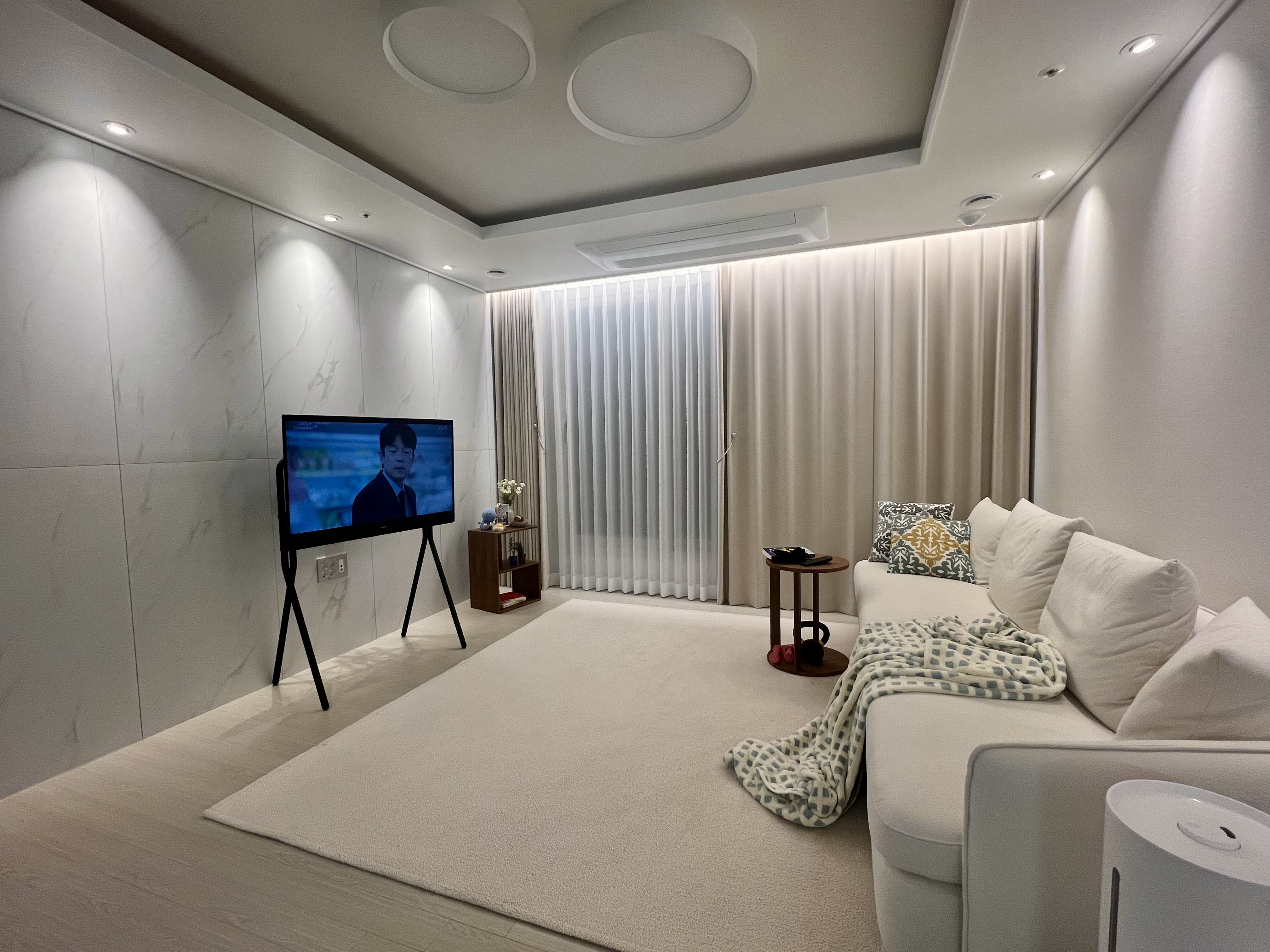 청약-입주-아파트-거실-조명-시공-핀조명-커튼박스