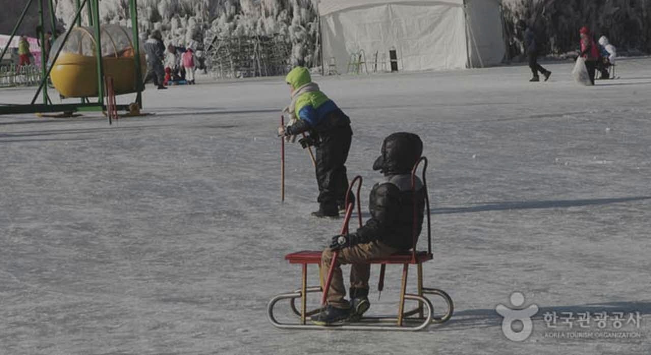 아이스모빌과 얼음썰매를 즐기는 관람객의 모습. [ⓒ대한민국 구석구석]