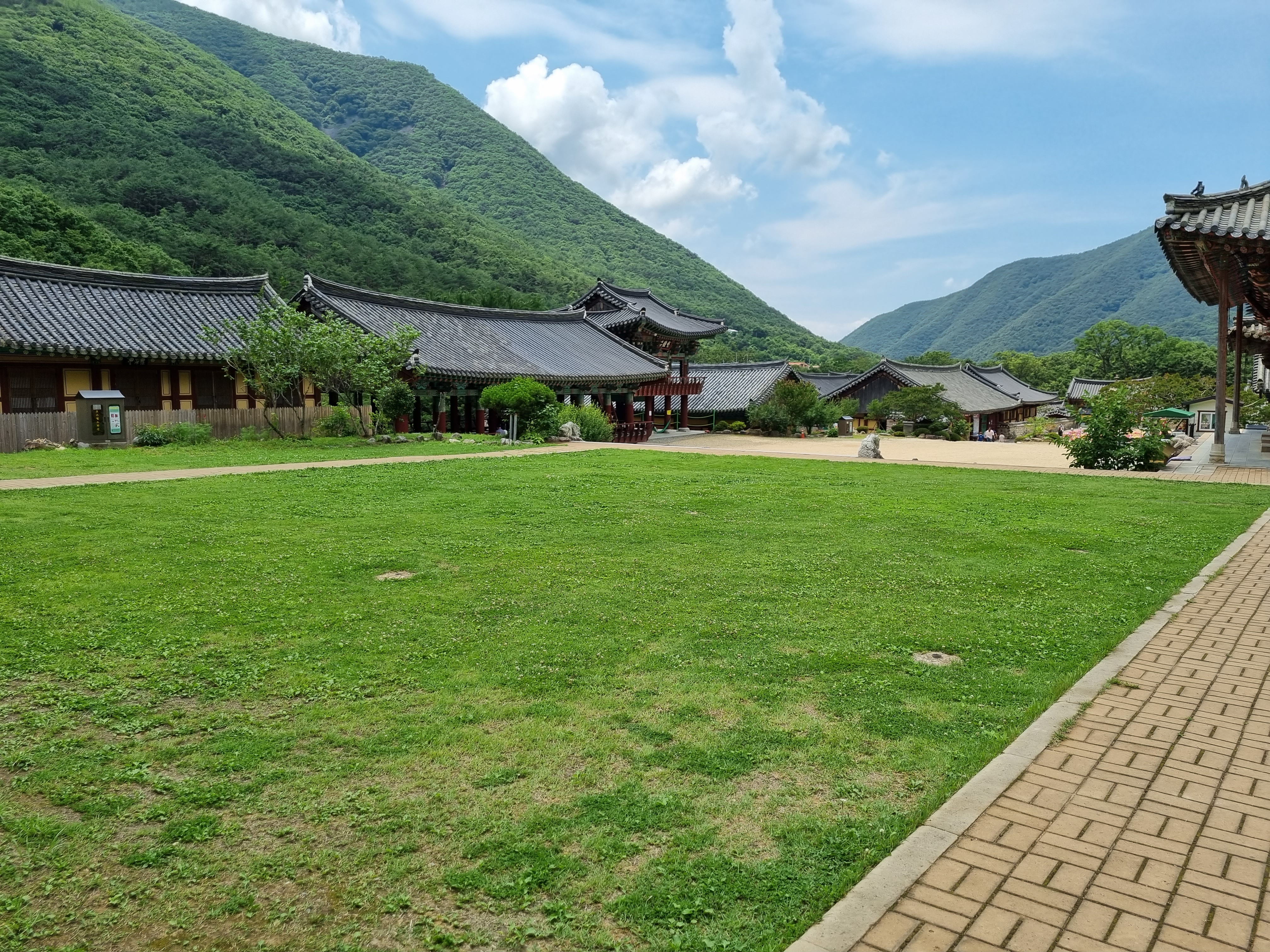 표충사-절-주변