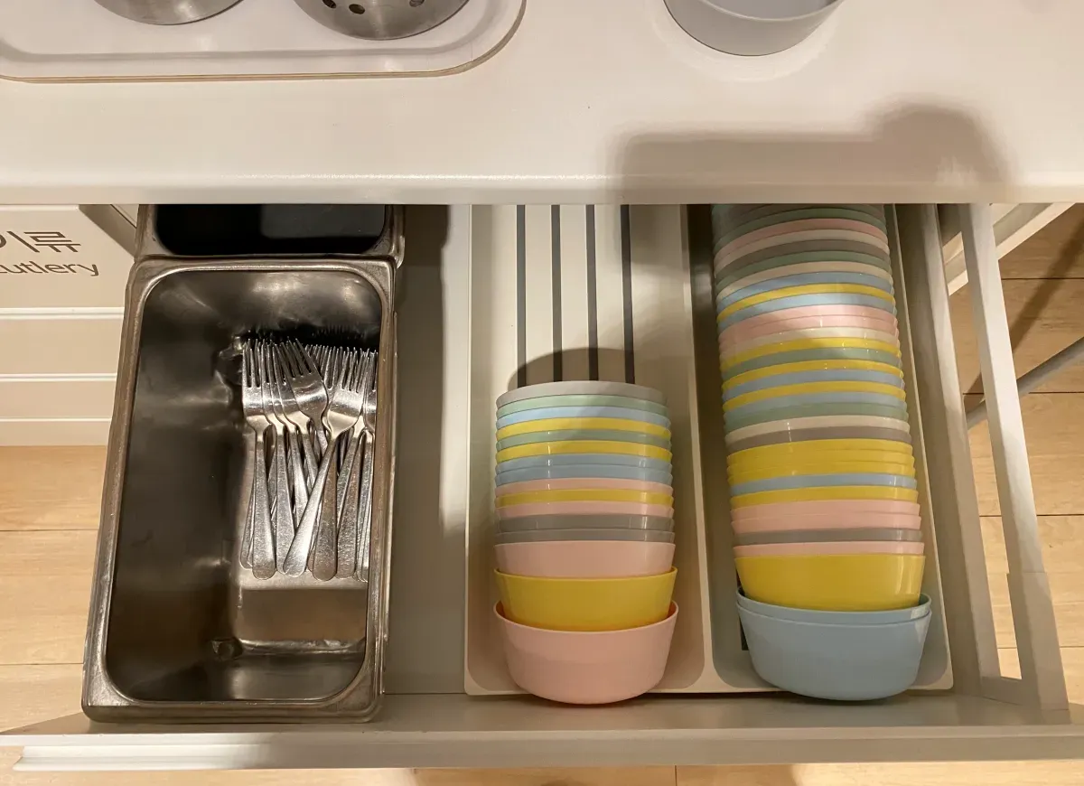 이케아-고양점-레스토랑-패밀리-스테이션-서랍-속-포크-그릇