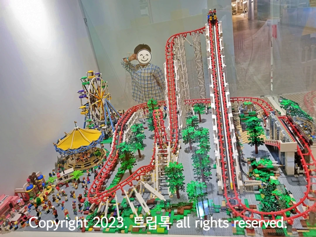 빨간 롤러코스터와 노란 회전목마와 파란 바이킹 등 놀이동산을 브릭으로 만들었다