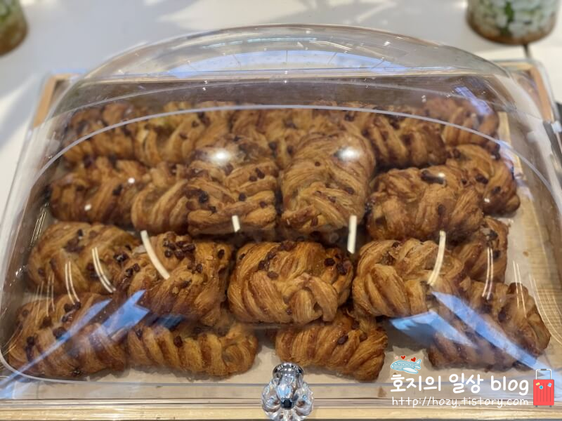 코트야드 메리어트 수원 조식_빵4