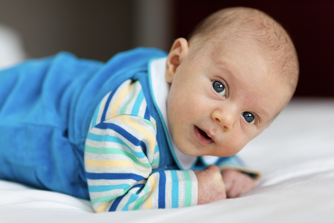 tummy time을 하고 있는 아기의 사진