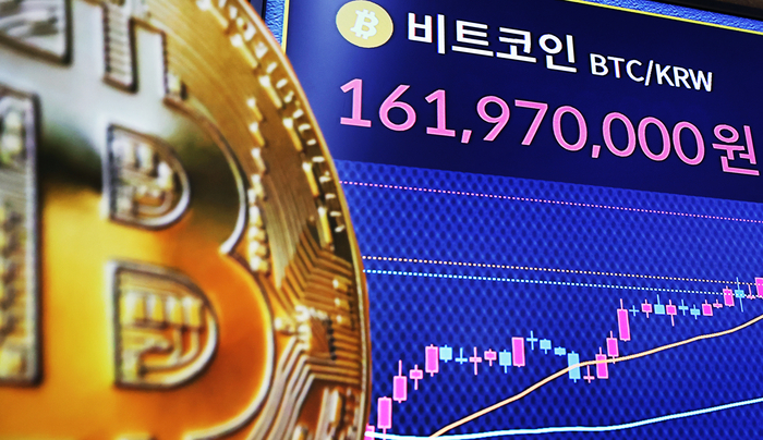 지난 14일 오전 서울 서초구 빗썸라운지 전광판에 비트코인 가격이 표시되고 있다.