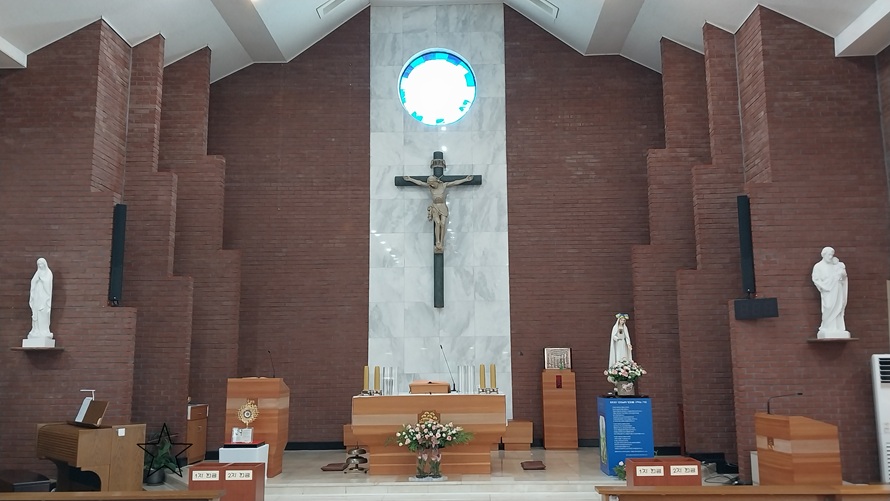 서울 홍은2동성당 성전 안 제대, 제단, 십자고상, 감실, 파티마의 성모 상, 성모상, 요셉 성인 상 사진입니다.