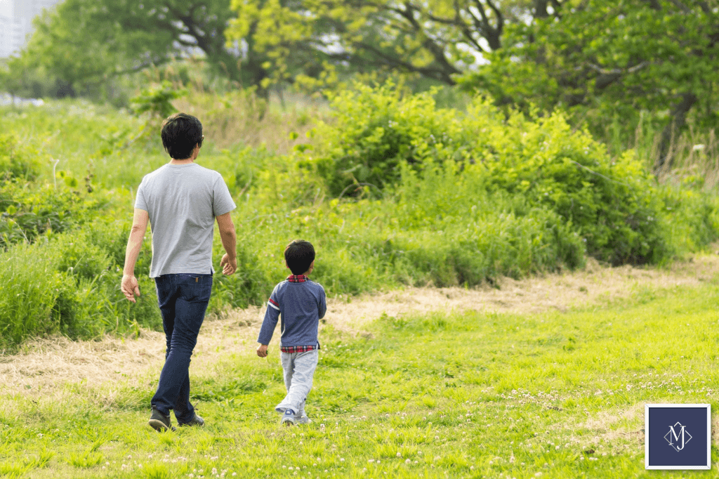 아이와 산책을 하는 아빠