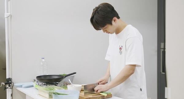 KBS 편스토랑 찬또배기 반찬원 이찬원 친구들의 취향에 맞춘 두 가지 맛의 다슬기탕 레시피 소개