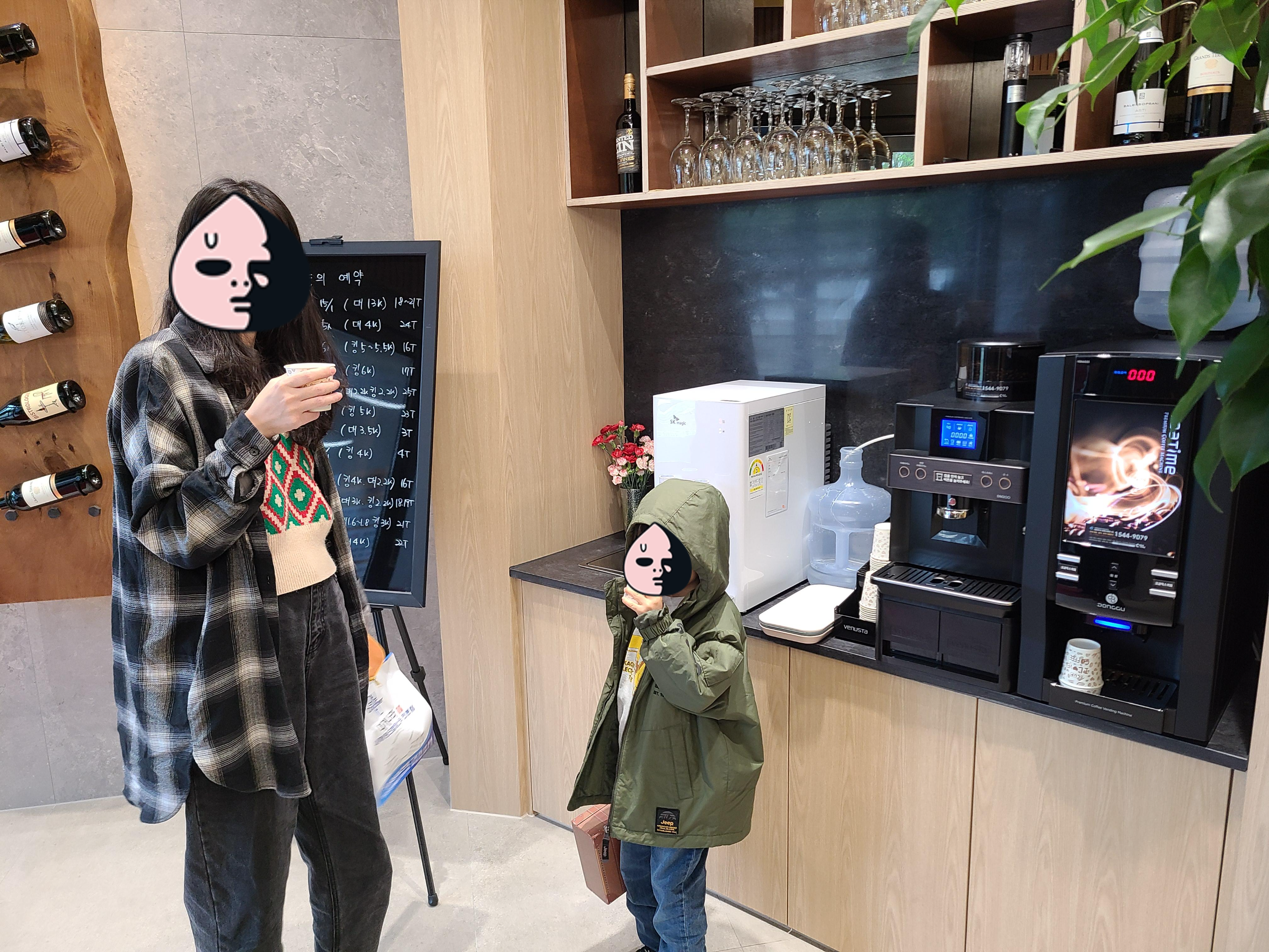 천안 대게나라 입구 커피머신