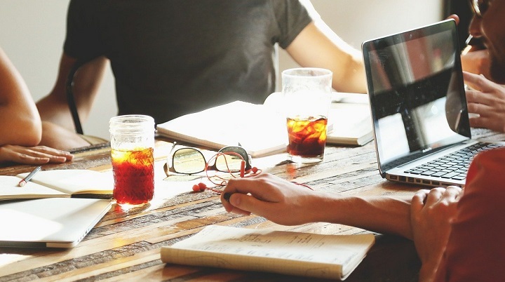 테이블에서 일하는 모습