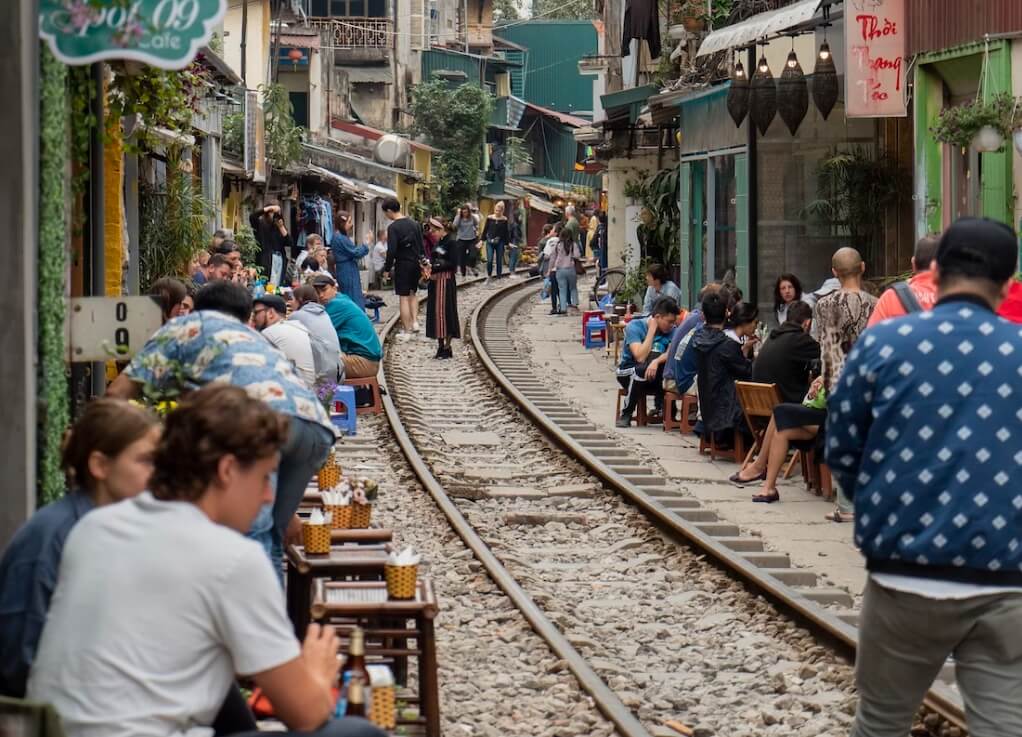 기차 철로가 있는 카페 