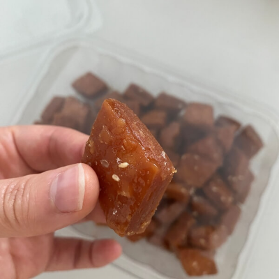 손으로 페스츄리 약과 하나를 들고 있습니다.