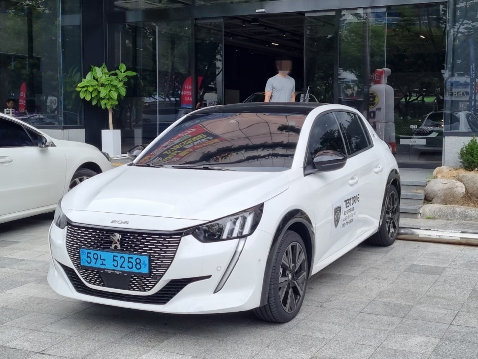 e-208 GT 시승차입니다.